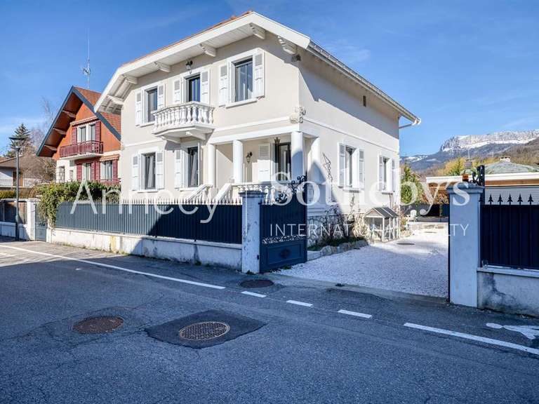 Maison Annecy-le-Vieux - 4 chambres - 254m²