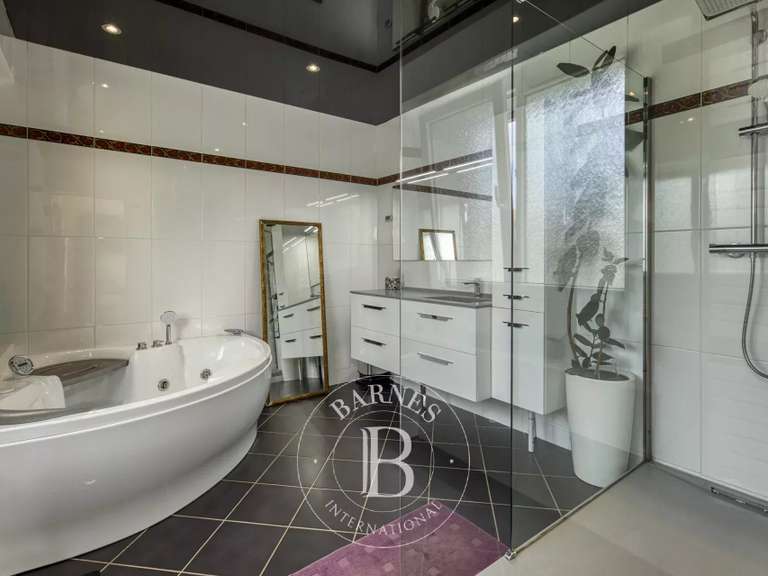 Maison Annemasse - 5 chambres - 359m²