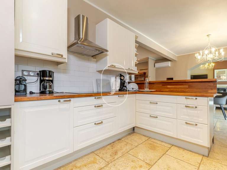 Villa Apt - 10 bedrooms - 339m²