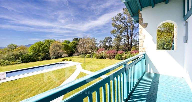 Maison Arcangues - 6 chambres - 315m²