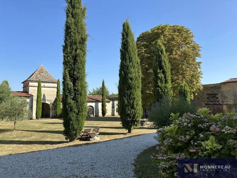 House Archiac - 8 bedrooms - 455m²