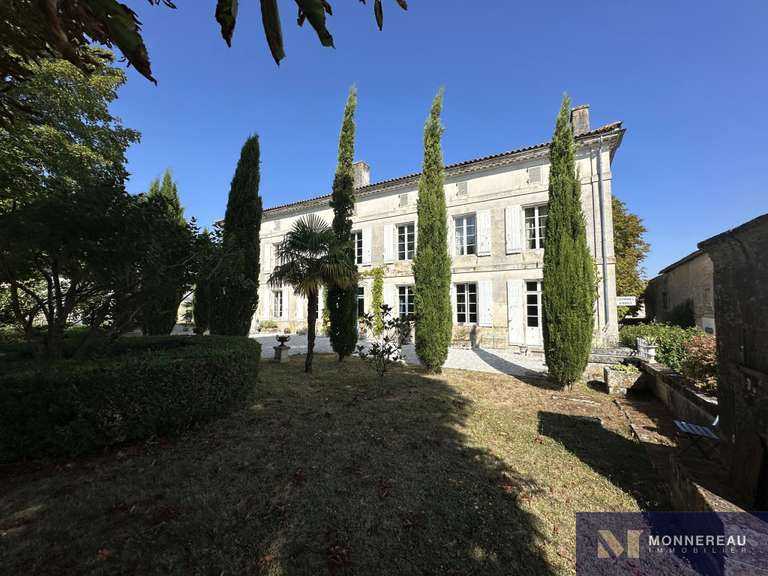House Archiac - 8 bedrooms - 455m²