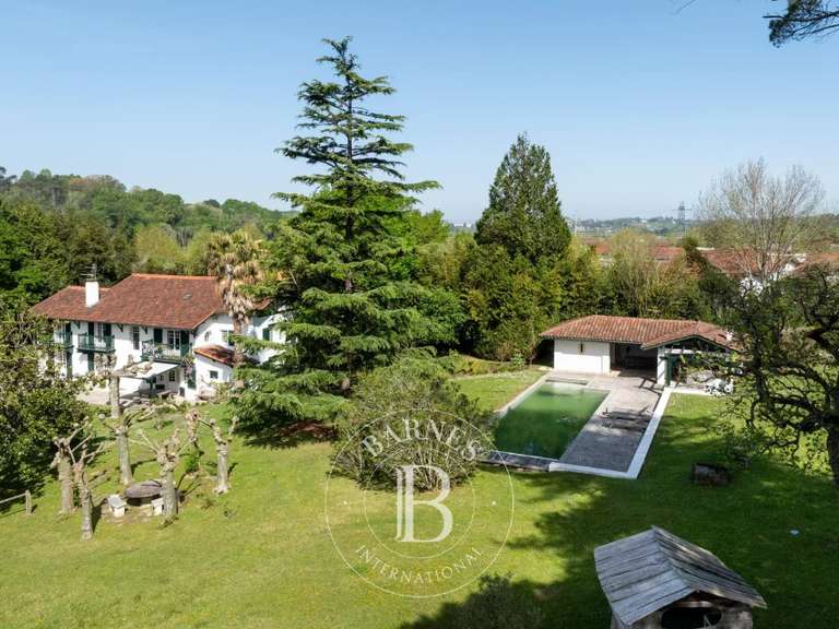 Propriété Ascain - 3 chambres - 370m²