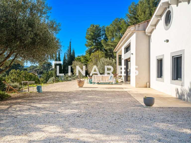 Maison Aubagne - 7 chambres - 305m²