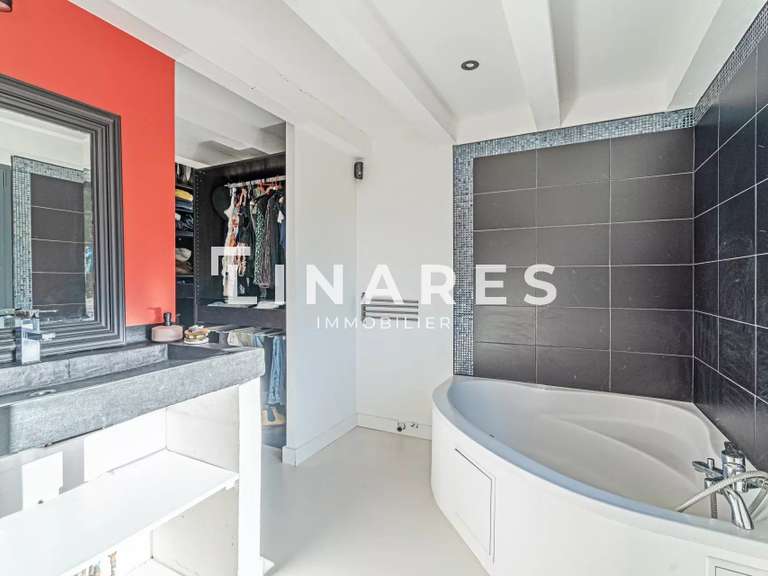 Maison Aubagne - 7 chambres - 305m²