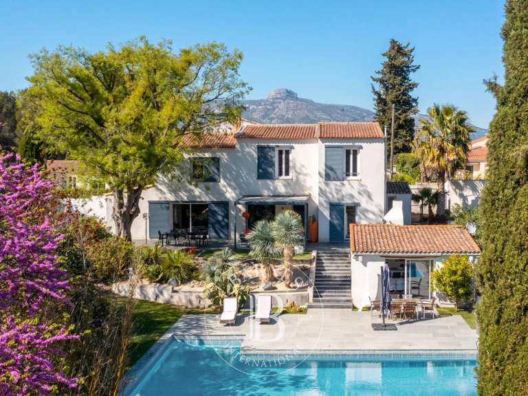 Maison Aubagne - 5 chambres - 185m²