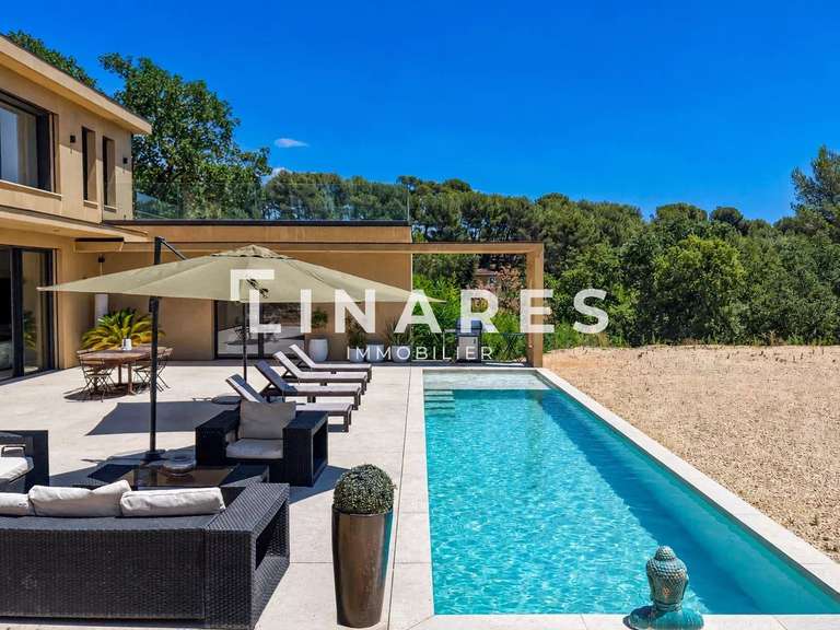 Maison Aubagne - 3 chambres - 240m²