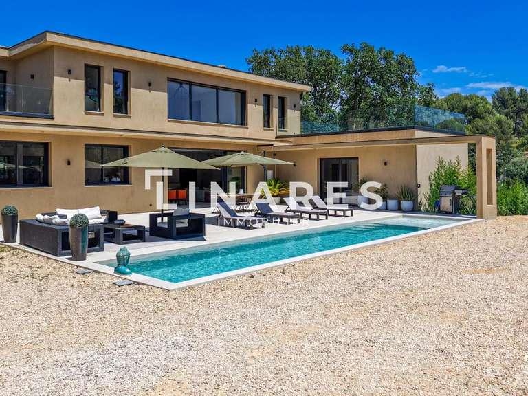 Maison Aubagne - 3 chambres - 240m²