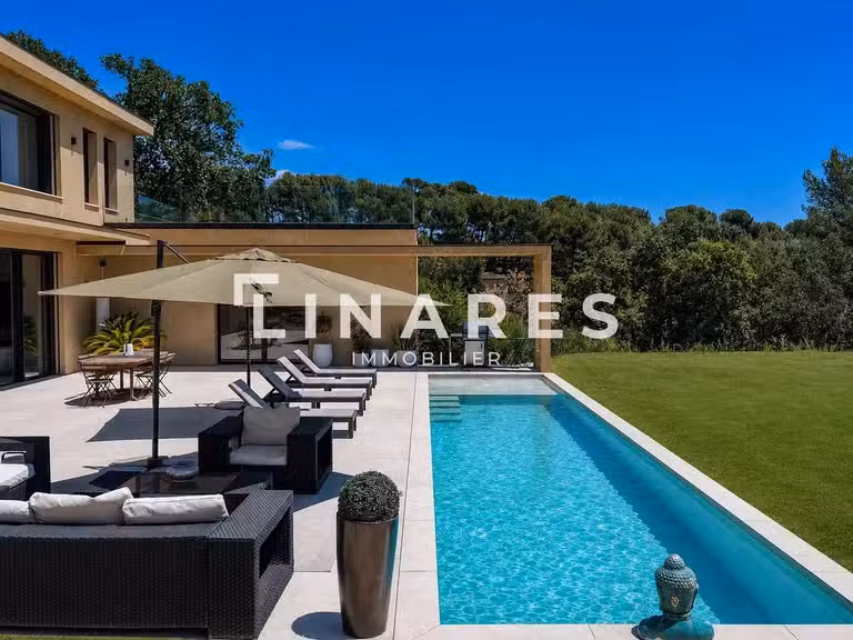 Maison Aubagne - 3 chambres - 240m²