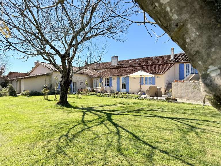 Maison Aubeterre-sur-Dronne - 3 chambres - 251m²