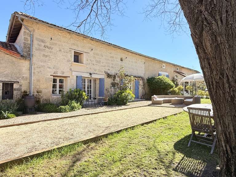 Maison Aubeterre-sur-Dronne - 3 chambres - 251m²