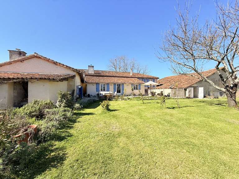 Maison Aubeterre-sur-Dronne - 3 chambres - 251m²