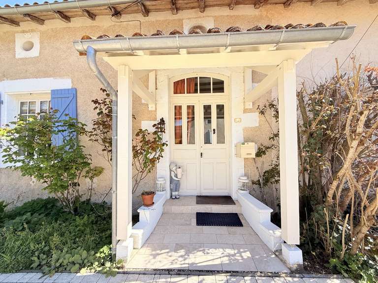 Maison Aubeterre-sur-Dronne - 3 chambres - 251m²
