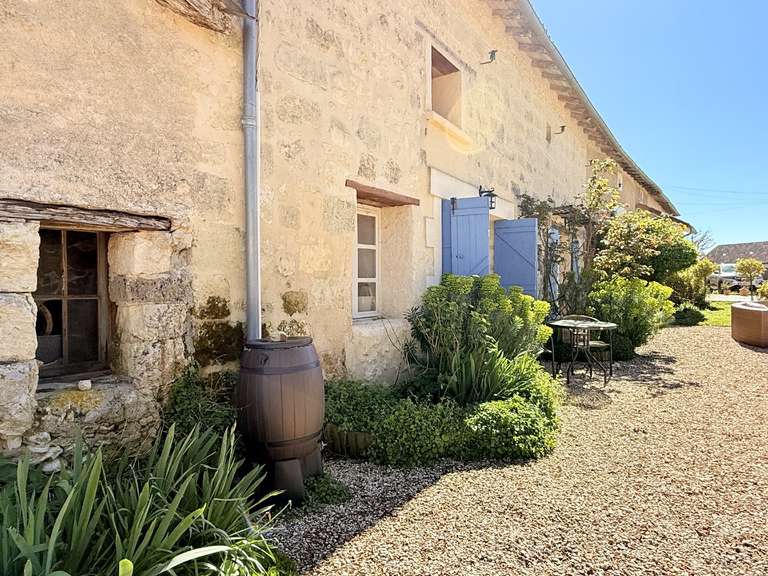 Maison Aubeterre-sur-Dronne - 3 chambres - 251m²