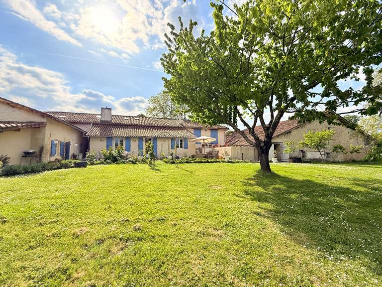 Maison Aubeterre-sur-Dronne - 4 chambres - 251m²
