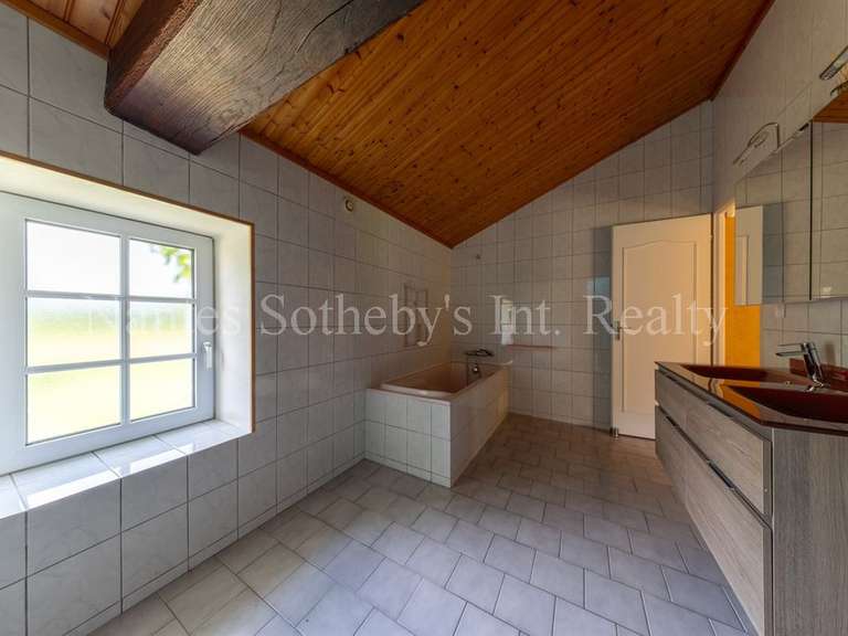 Maison Aubigny-les-Clouzeaux - 5 chambres - 232m²
