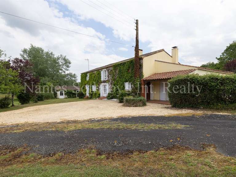 Maison Aubigny-les-Clouzeaux - 5 chambres - 232m²