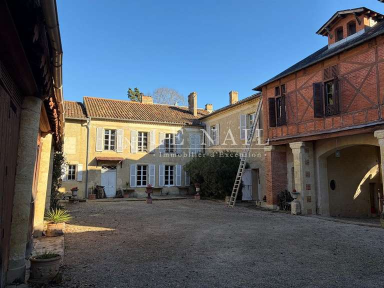 Castle Auch - 10 bedrooms - 640m²