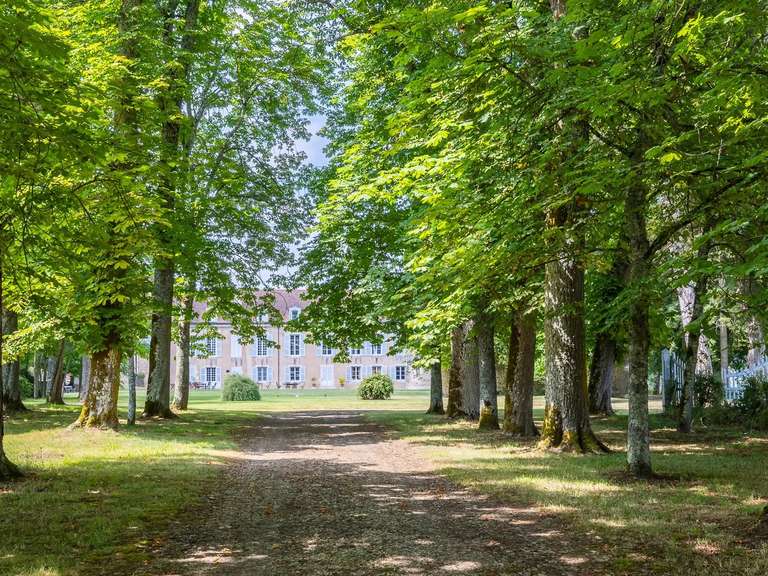 Château Avallon - 25 chambres - 1700m²