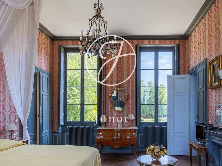 Château Avallon - 25 chambres - 1700m²