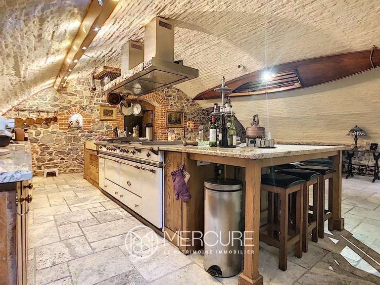 Château Avesnes-sur-Helpe - 2000m²