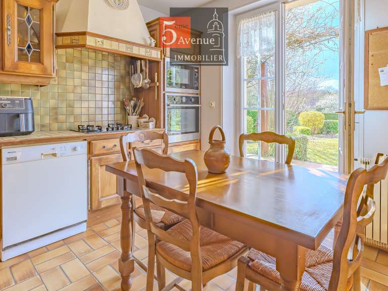 Maison Avilly-Saint-Léonard - 5 chambres - 160m²