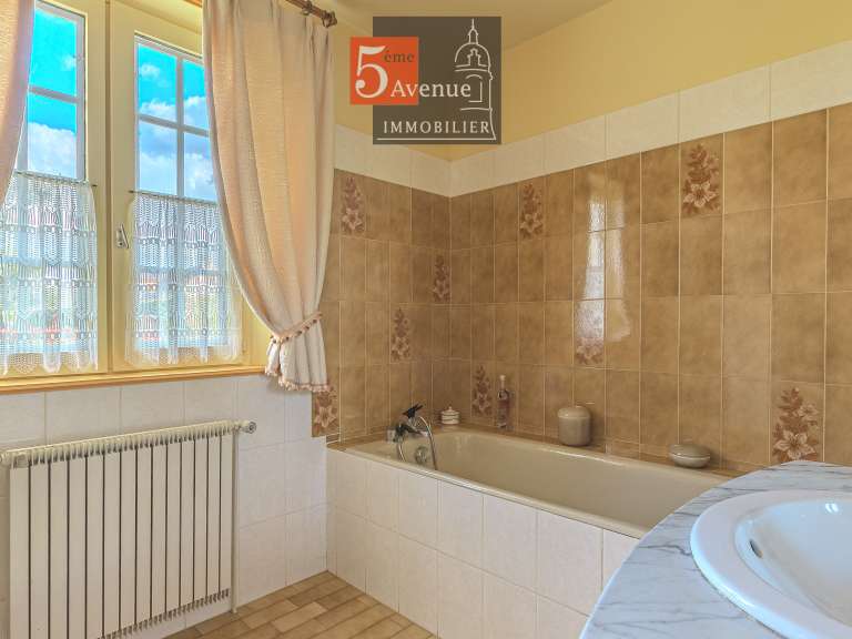 Maison Avilly-Saint-Léonard - 5 chambres - 160m²