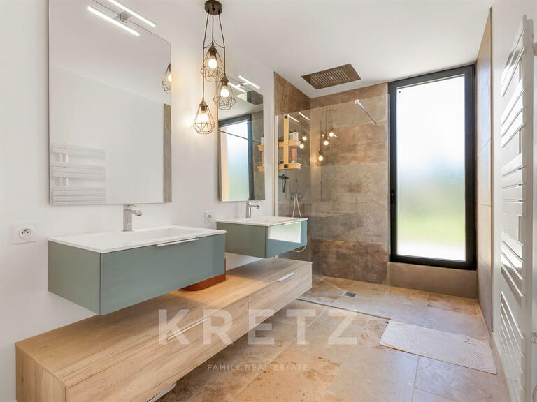 Maison Bagnols-en-Forêt - 8 chambres - 390m²
