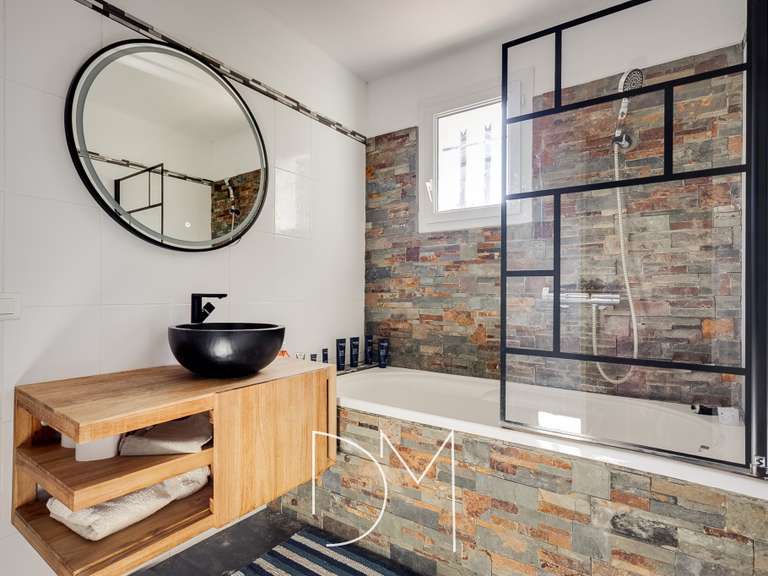 Maison Bagnols-en-Forêt - 4 chambres - 210m²