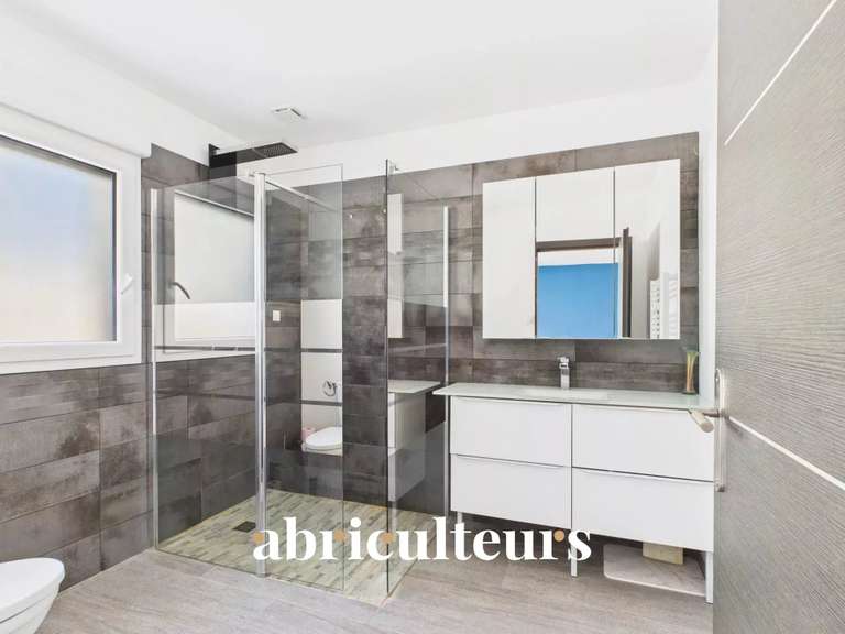 Maison Bagnols-en-Forêt - 3 chambres - 186m²