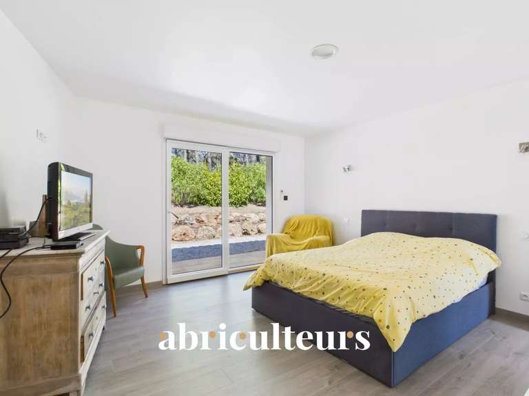 Maison Bagnols-en-Forêt - 3 chambres - 186m²