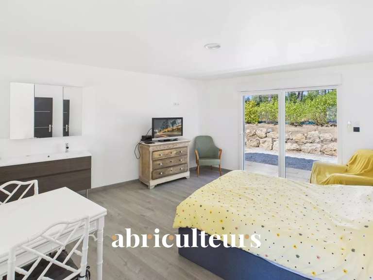 Maison Bagnols-en-Forêt - 3 chambres - 186m²