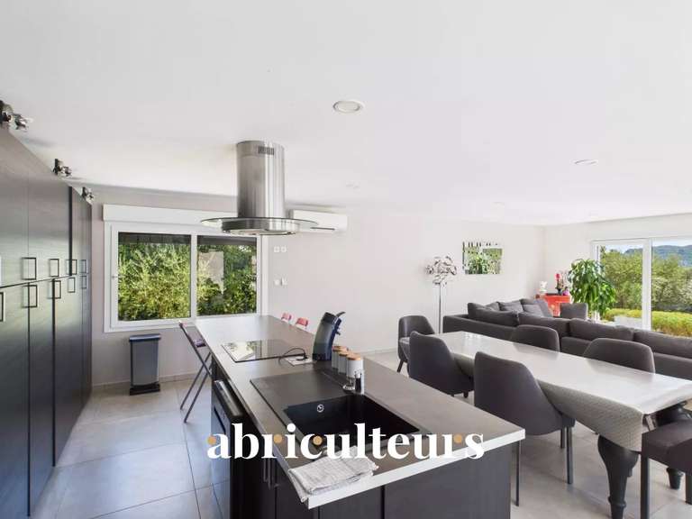 Maison Bagnols-en-Forêt - 3 chambres - 186m²