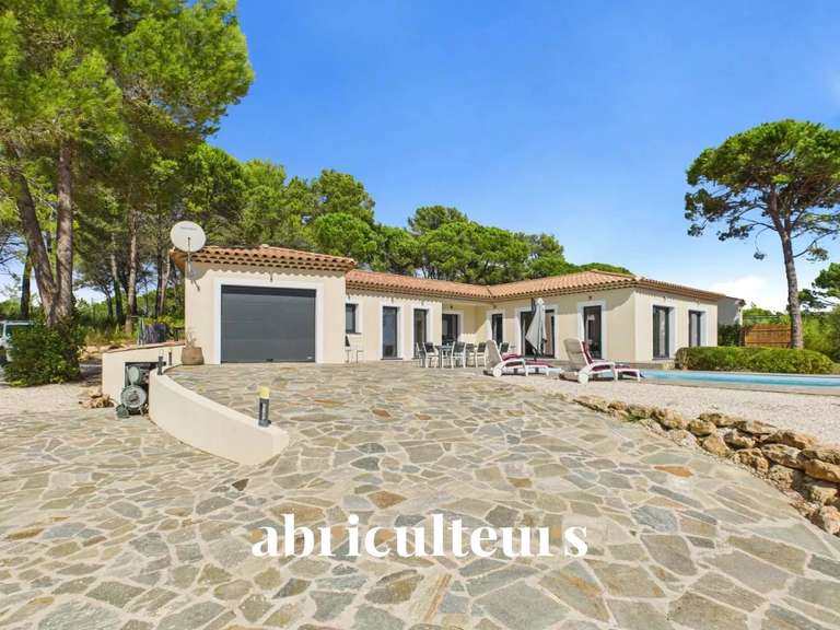 Maison Bagnols-en-Forêt - 3 chambres - 186m²