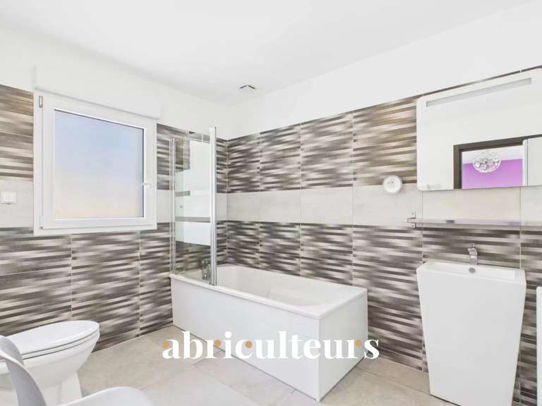 Maison Bagnols-en-Forêt - 3 chambres - 186m²