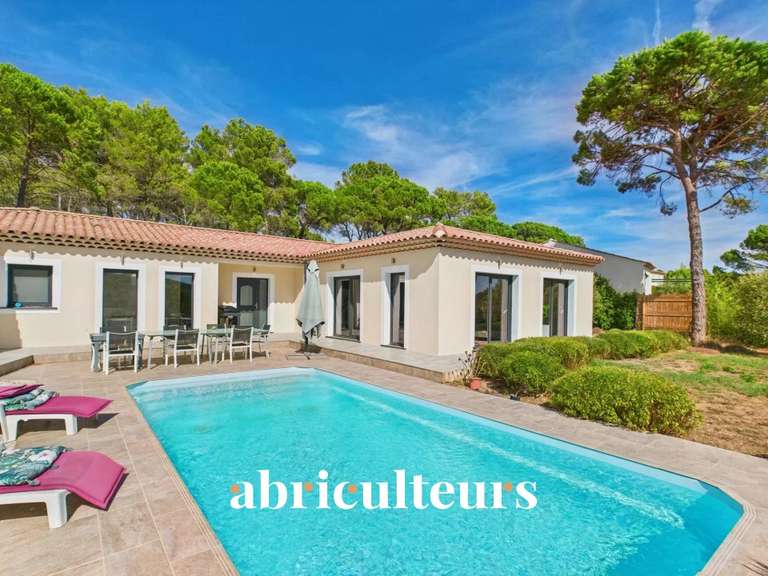 Maison Bagnols-en-Forêt - 3 chambres - 186m²