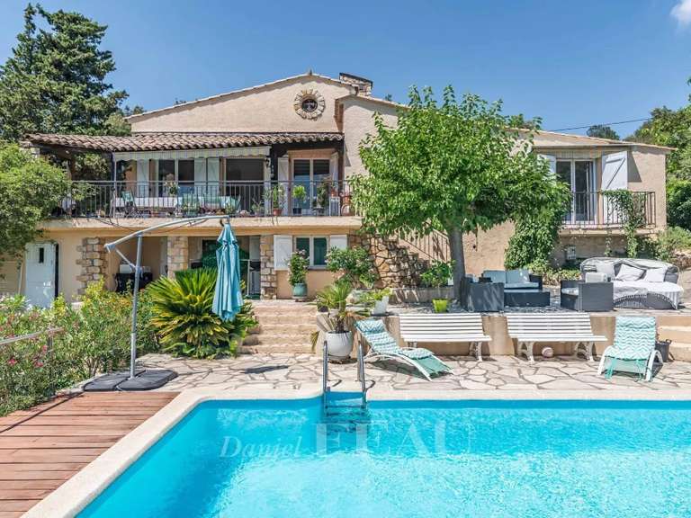 Maison Bagnols-en-Forêt - 3 chambres - 135m²