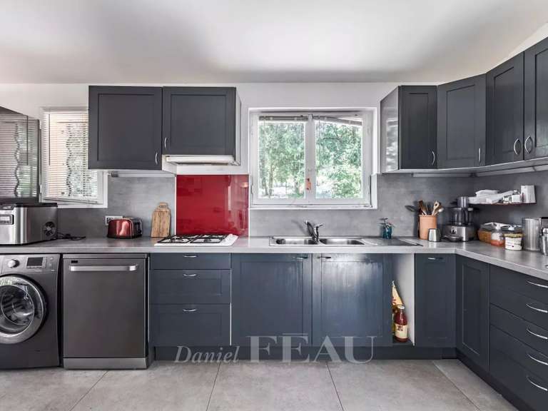 Maison Bagnols-en-Forêt - 3 chambres - 135m²