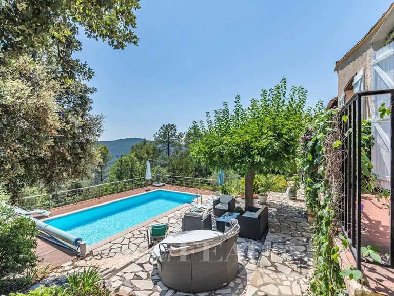 Maison Bagnols-en-Forêt - 3 chambres - 135m²