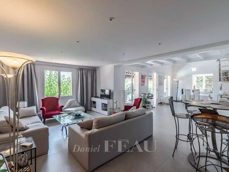 Maison Bagnols-en-Forêt - 3 chambres - 135m²