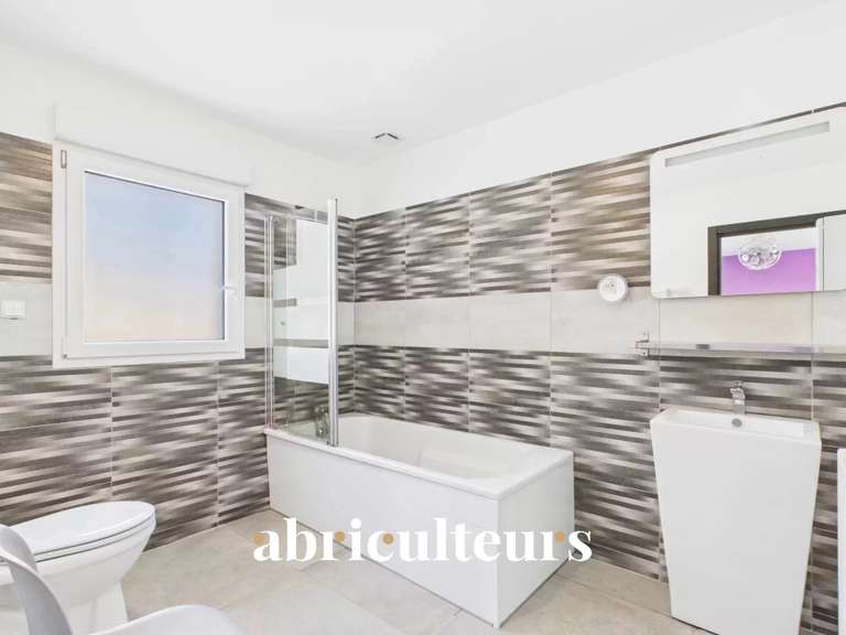 House Bagnols-en-Forêt - 3 bedrooms - 186m²