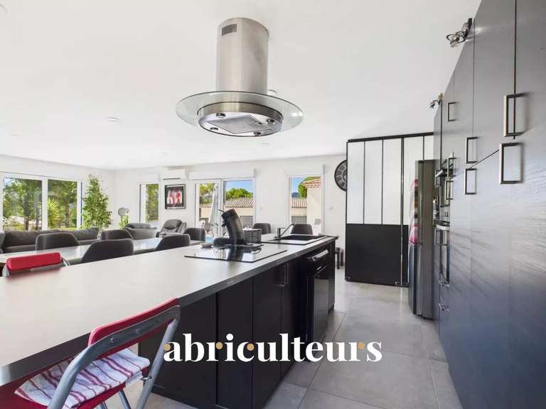 House Bagnols-en-Forêt - 3 bedrooms - 186m²
