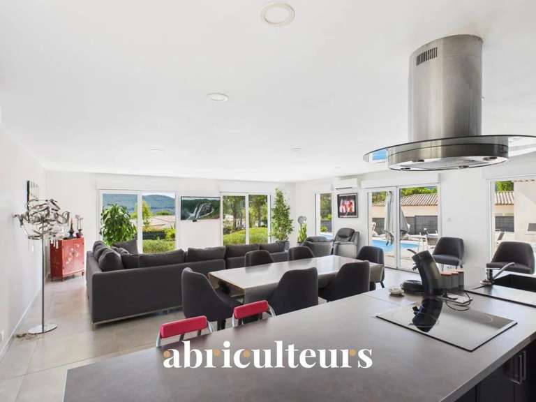 Maison Bagnols-en-Forêt - 3 chambres - 186m²