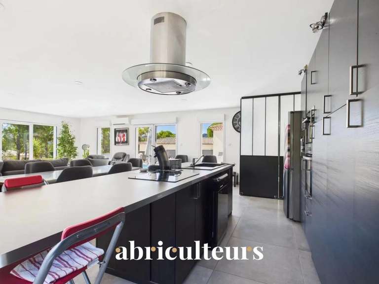 Maison Bagnols-en-Forêt - 3 chambres - 186m²