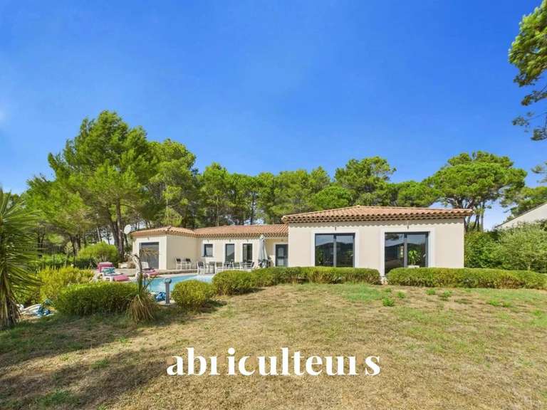 Maison Bagnols-en-Forêt - 3 chambres - 186m²