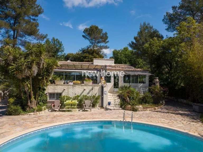 Maison Bagnols-en-Forêt - 4 chambres - 160m²