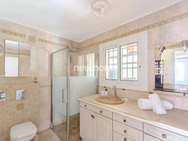 Maison Bagnols-en-Forêt - 4 chambres - 160m²