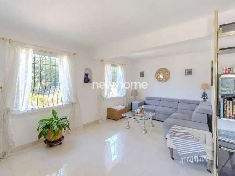 Maison Bagnols-en-Forêt - 4 chambres - 160m²