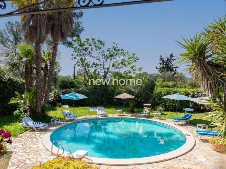 Maison Bagnols-en-Forêt - 4 chambres - 160m²