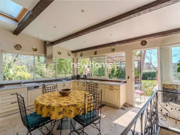 Maison Bagnols-en-Forêt - 4 chambres - 160m²